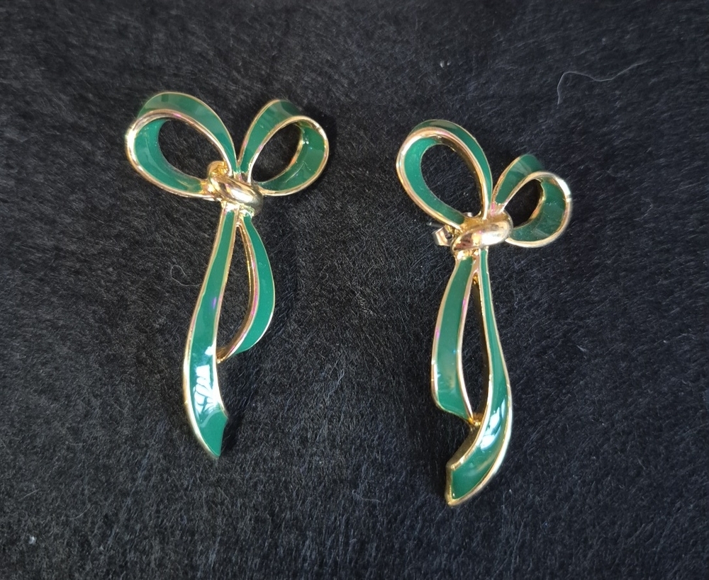 Gorgeous matched pair of vintage P.E.P. by Erwin Pearl designer brooches. These